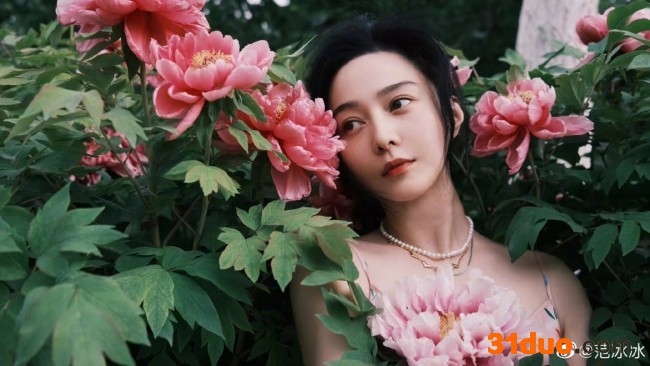 范冰冰新照曝光 与妈妈同框气质依旧好绝