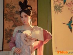 娄艺潇新歌《赤伶》上线 唐装造型尽显古韵