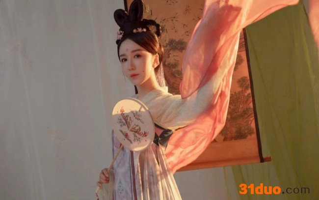 娄艺潇新歌《赤伶》上线 唐装造型尽显古韵