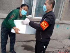 在抗疫一线坚守两月的农民母亲：这份节礼最实在