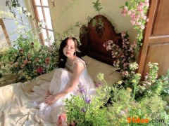 娜扎晒花仙子造型写真 穿白色长裙甜美可人