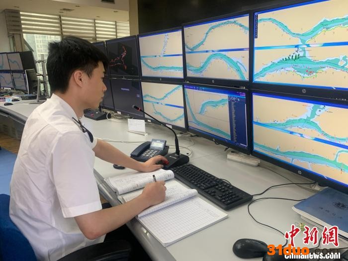 重庆今夏首场雷雨来袭海事部门保障长江水上通航安全