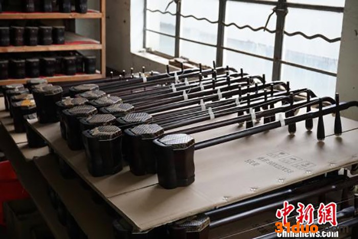 资料图为成品二胡正准备打包发往全国各地。