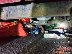 海南三亚高速路发生事故 消防人员救援被困车底司机