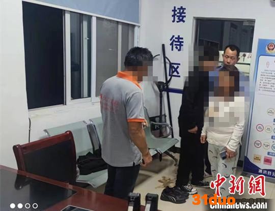 轻生男子被救出后在派出所接受劝导。 泗洪警方供图