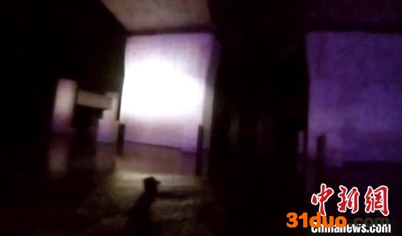 江苏宿迁辅警救助跳河轻生男子黑夜中从堤坝跃下