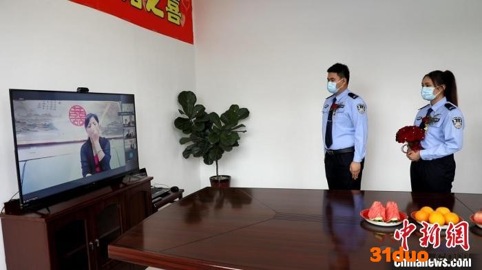 与父母视频连线，举行“云婚礼”，父母为二人送上最真挚的祝福。 枣强县公安交警大队 供图