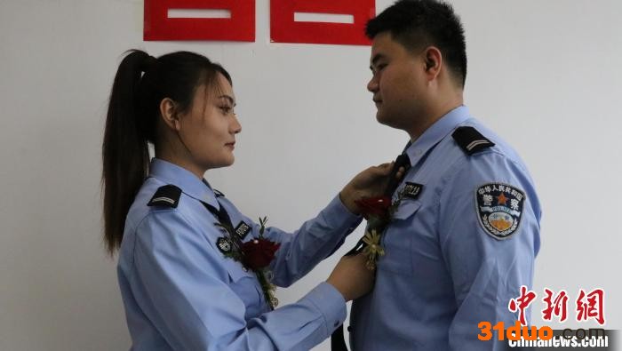 “云婚礼”即将举行，新人互相为爱人整理着装。 枣强县公安交警大队 供图