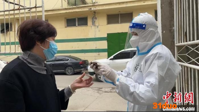 婚礼当天，新娘崔明慧辅助医护人员为包联小区居民录入核酸采集信息。 枣强县公安交警大队 供图