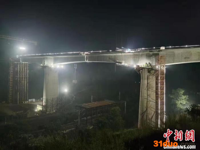 广汕高铁重点工程跨京九铁路特大桥连续梁转体成功 广铁集团 供图