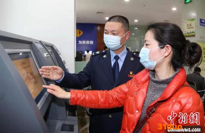 盐城市税务局工作人员向纳税人讲解增值税留抵退税办理流程。 宋从勇 摄