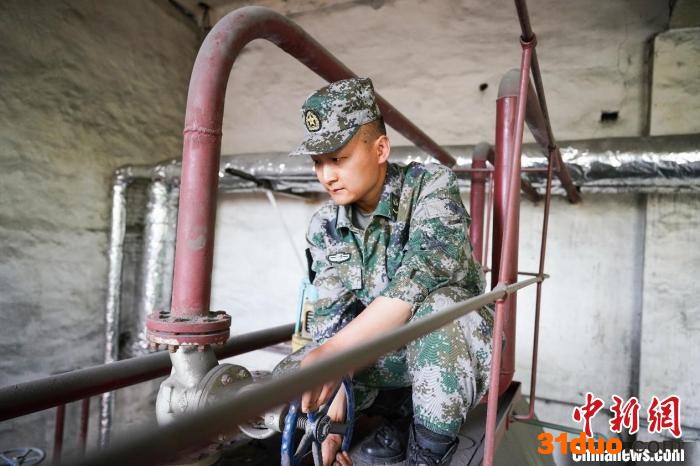 调式设备，查看运行状态。 秦诗凯 摄