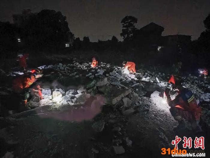 救援人员夜间搜寻演练 朱燕林 摄