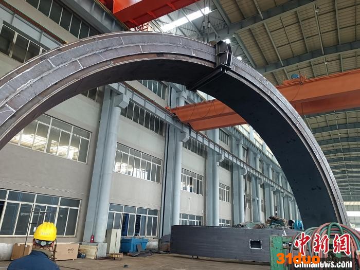 长江口二号古船打捞工程中两根完成初加工的专用弧形梁 上海市文旅局供图