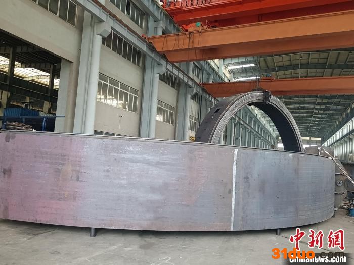 长江口二号古船打捞工程中两根完成初加工的专用弧形梁 上海市文旅局供图