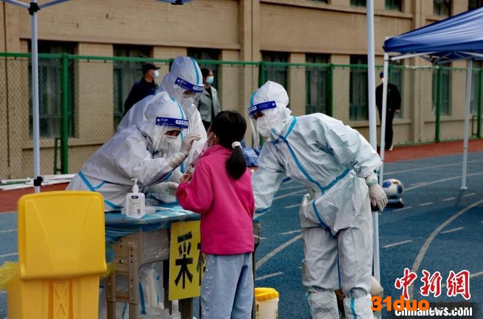 青海西宁实行从严从紧防控措施民众居家办公
