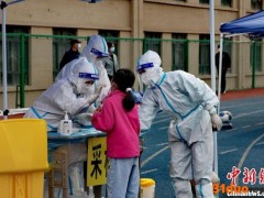 青海西宁实行从严从紧防控措施 民众居家办公