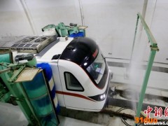 武汉地铁自动“澡堂”：5分钟洗一列 废水可循环