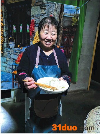  吕爱梅在展示自己做的饺子。 受访者供图