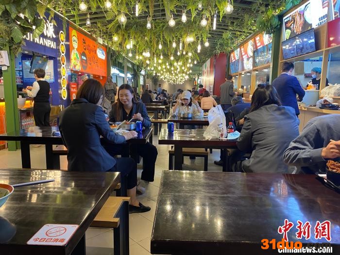 济南餐饮店铺纷纷撤去“谢绝堂食，仅供外卖”的告示，开启堂食模式。 李明芮 摄