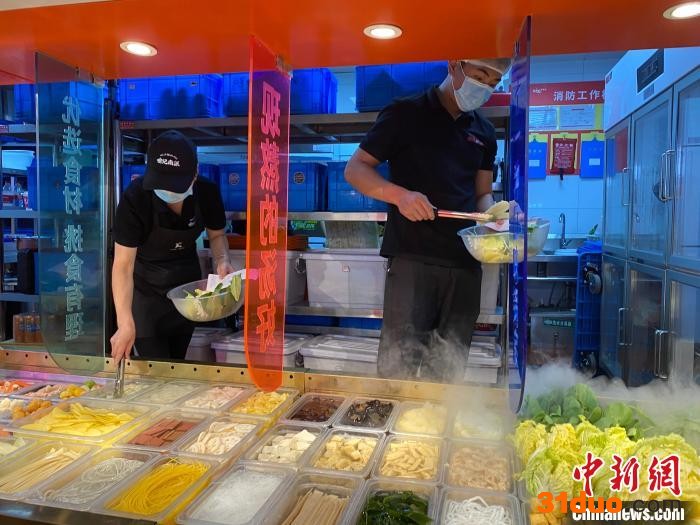 店铺员工做食材准备。 李明芮 摄