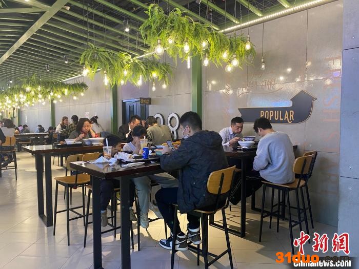 济南餐饮店铺纷纷撤去“谢绝堂食，仅供外卖”的告示，开启堂食模式。 李明芮 摄