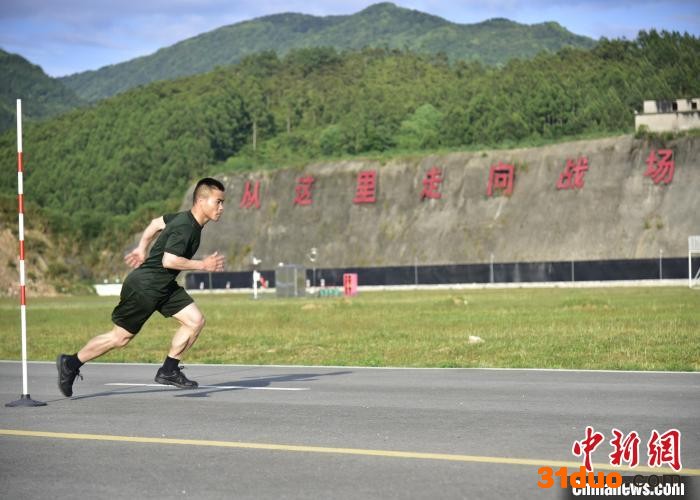 30米×2蛇形跑考核。 吴高飞 摄