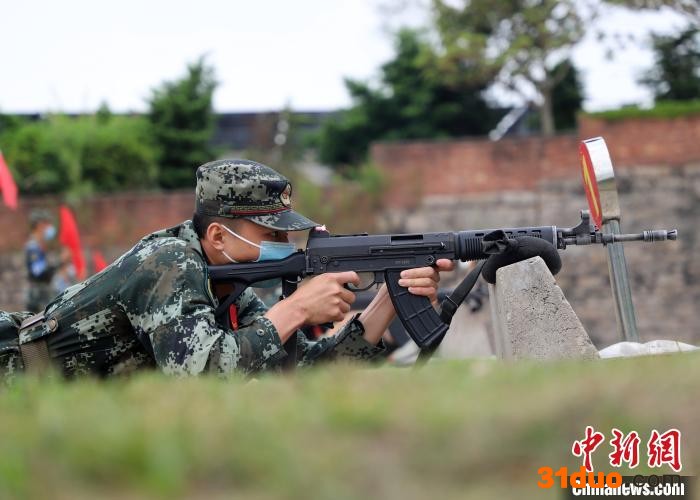 武警战士正在进行实弹射击考核， 蒋锐 摄