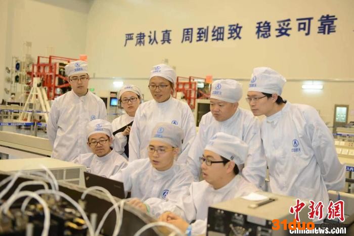 图为西安分院科研人员在进行技术讨论。 西安分院供图