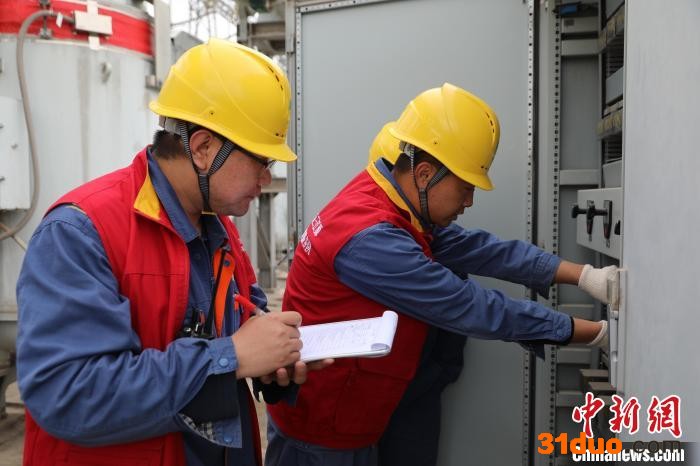图为国网青海超高压公司运维人员正在750千伏西宁变电站里进行停电操作。 董庆芳 摄