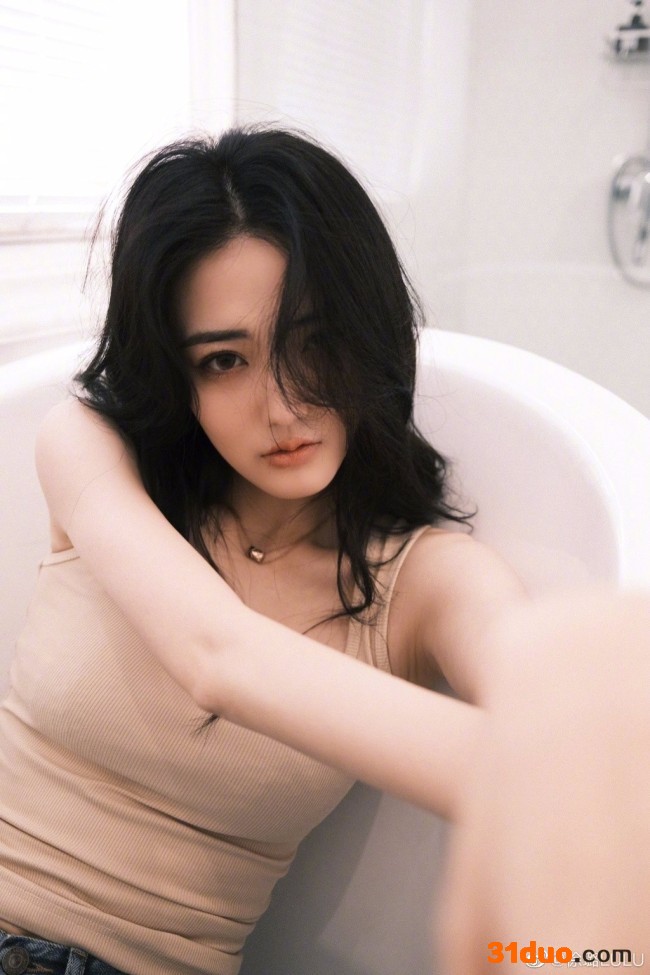 27岁徐璐拍浴缸美照 纤腰迷人眼神妩媚