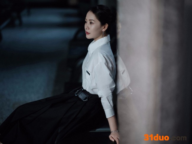 温柔姐姐！海清穿白衬衫配黑长裙大方优雅
