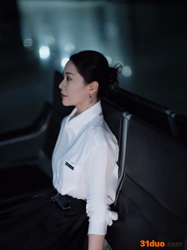 温柔姐姐！海清穿白衬衫配黑长裙大方优雅