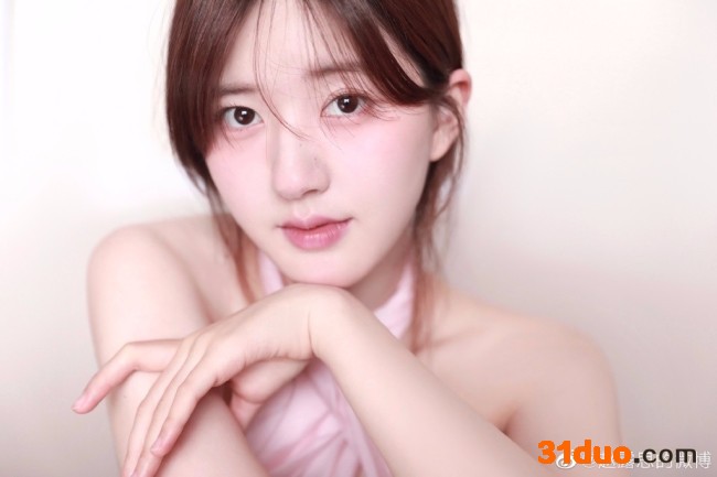 赵露思穿露肩粉装娇俏可人 镜头怼脸颜值高