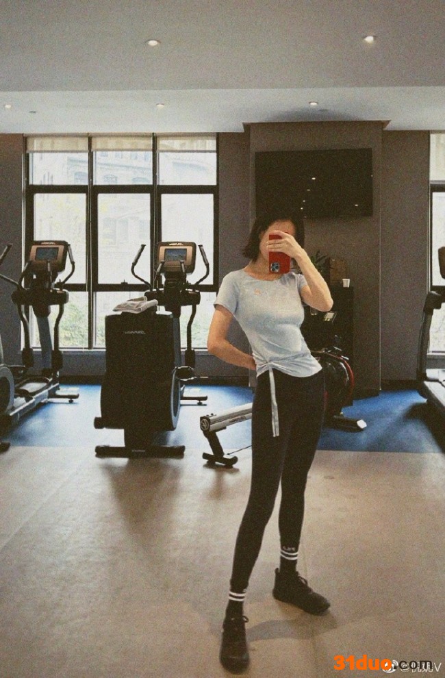 倪妮久违晒露脸照 穿运动装秀长腿马甲线