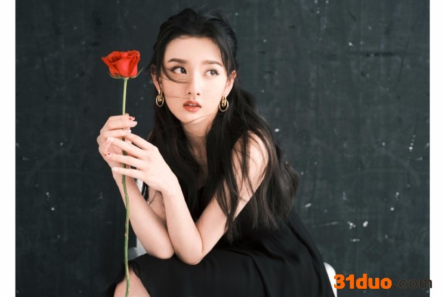 肤白貌美！宋祖儿穿黑裙手拿玫瑰人比花娇
