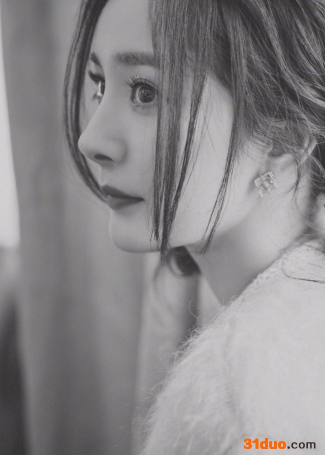 杨幂美照曝光清新甜美 歪头托腮少女感十足