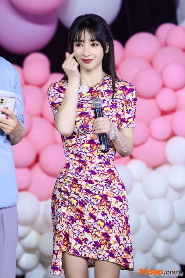 41岁柳岩穿繁花连衣裙亮相 明媚优雅可爱比心