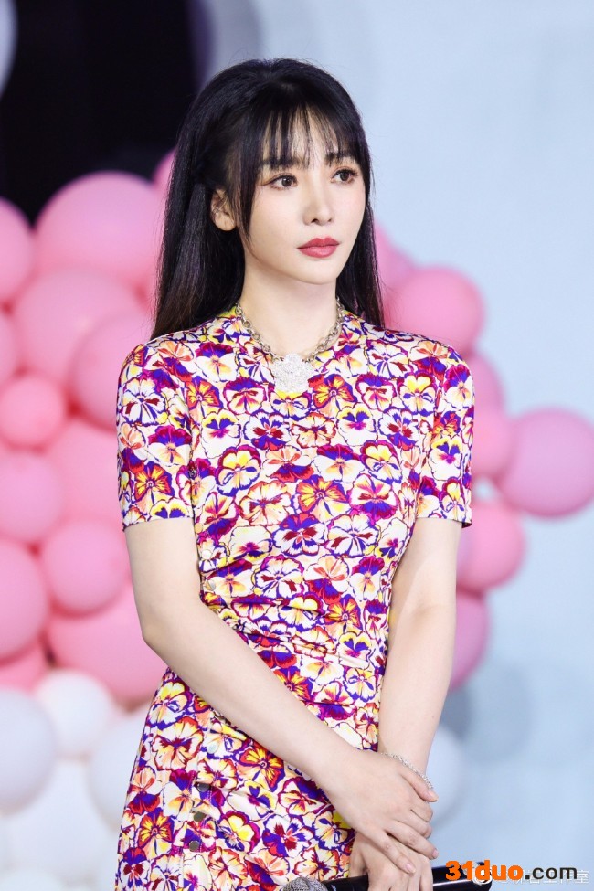 41岁柳岩穿繁花连衣裙亮相 明媚优雅可爱比心