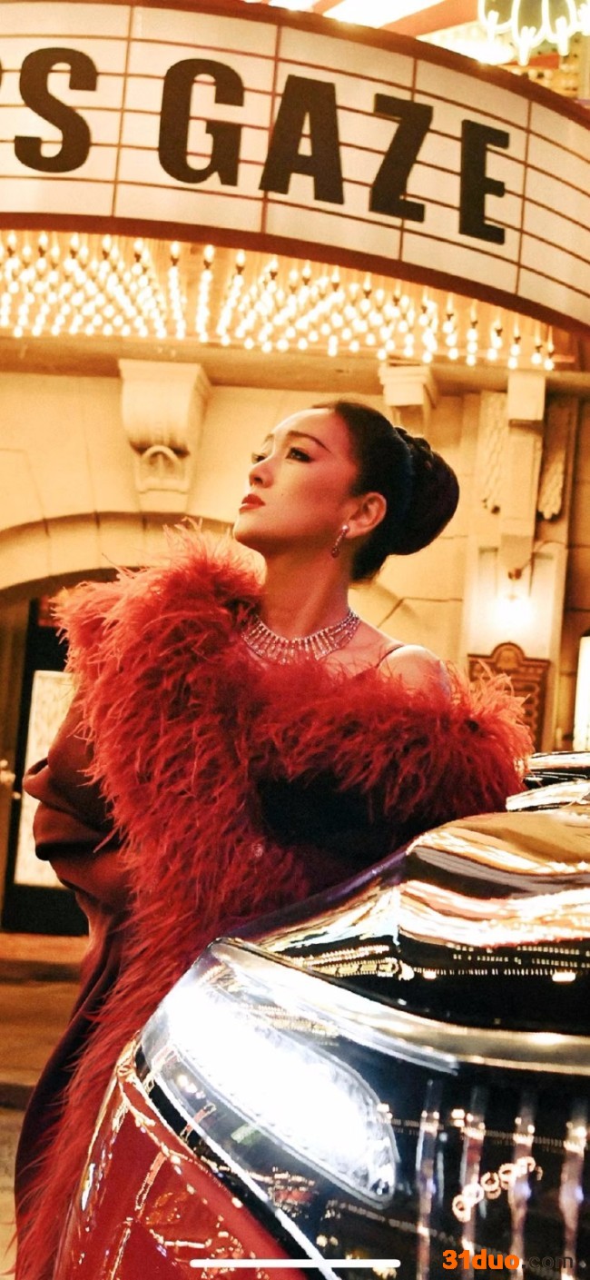 巩俐复古大片气场全开 卷发红唇眼神凌冽