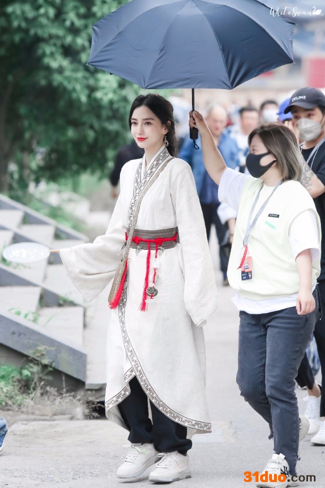 Baby《萌探2》cos小乔 手握古剑酷飒十足