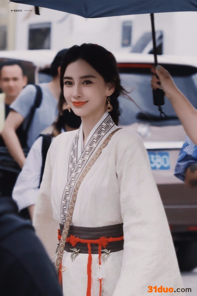 Baby《萌探2》cos小乔 手握古剑酷飒十足