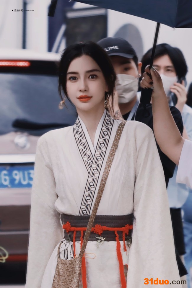 Baby《萌探2》cos小乔 手握古剑酷飒十足