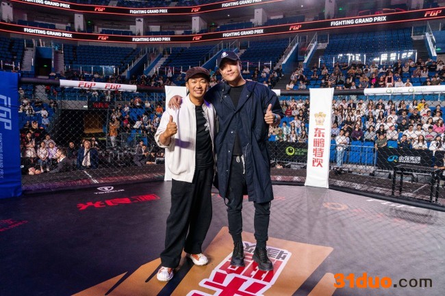 陈思诚探班电影《八角笼中》与王宝强搞怪合影