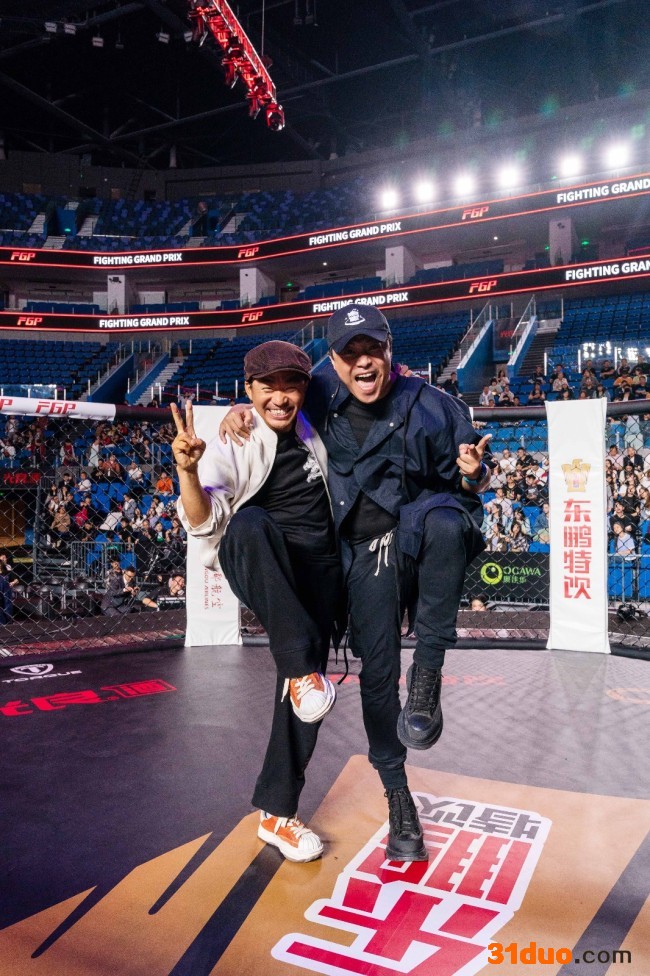 陈思诚探班电影《八角笼中》与王宝强搞怪合影