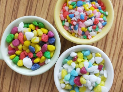 海滨矿产品 儿童沙池用彩石子 多肉铺面用五彩石子  园艺花卉用染色石子 盆栽装饰用染色石子 现货供应 欢迎来电咨询