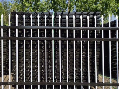 恺嵘陕西锌钢护栏 规格齐全 花卉围墙护栏 班玛 黑色尖头铁栅栏 厂家