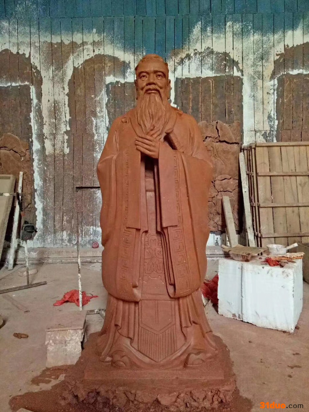 新隆建材厂家供应玻璃钢人物雕塑招商 佛山银辉玻璃钢雕塑人物 玻璃钢运动人物雕塑定做  信誉至上