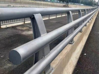 驰越 桥梁防撞护栏厂家 桥梁防撞护栏厂家 u型防撞护栏 燃气管道防撞护栏 长期现货