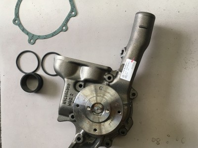 适用于奔驰卡车配件OM906水泵奔驰发动机水泵供应 奔驰卡车配件水泵垫缸床垫近排气管